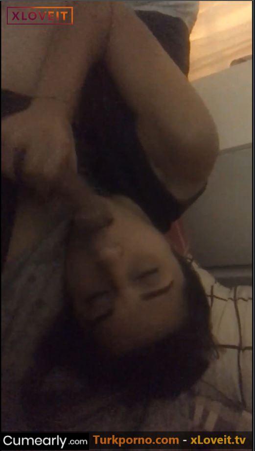 Genç kızın büyük zevkle yaladığı video