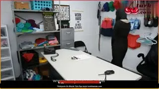 Altyazılı Porno Hırsızlık yapan kızı yaşlı annesinin gözleri önünde sikti