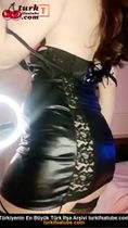 Tango Duru ifşa Deri elbisesiyle